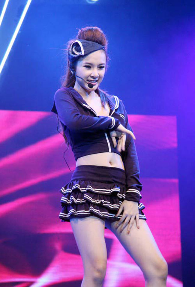 Trên sân khấu, Angela Phương Trinh thường chọn những trang phục siêu ngắn như thế này.