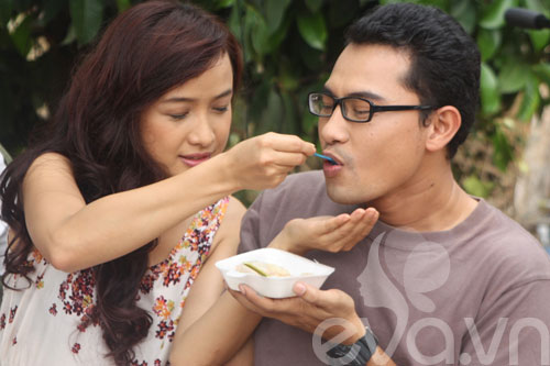 Huỳnh Đông được bạn gái chăm sóc quot;tận răngquot; - 3