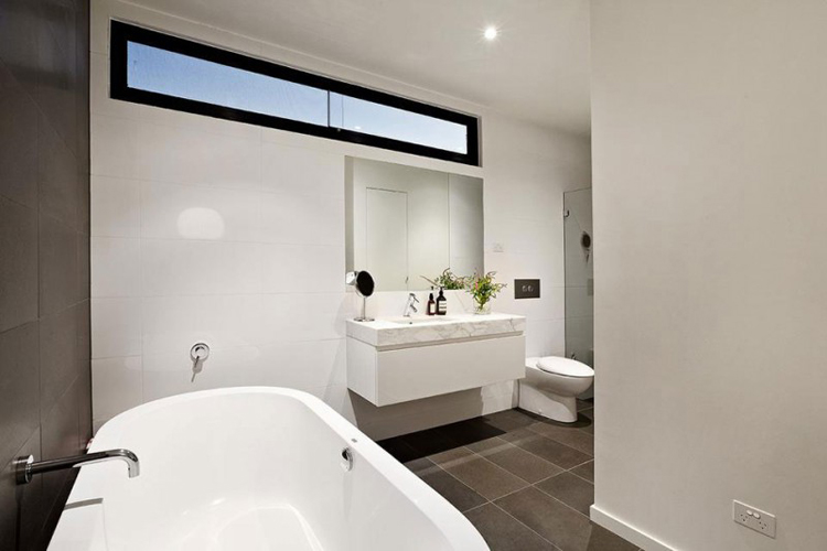 Phòng tắm sạch sẽ, trắng tinh cũng không thiếu cửa sổ để giao hòa với thiên nhiên.