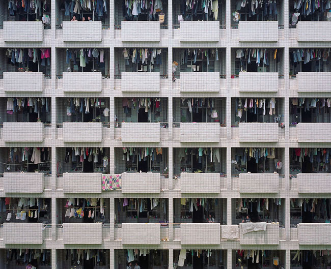 Điều kiện sống của công nhân đồ chơi Trung Quốc rất chật vật. Họ sống trong những ký túc xá chật hẹp như thế này, với 6 người bị “nhồi” trong 1 phòng, 50 người dùng chung một nhà tắm.