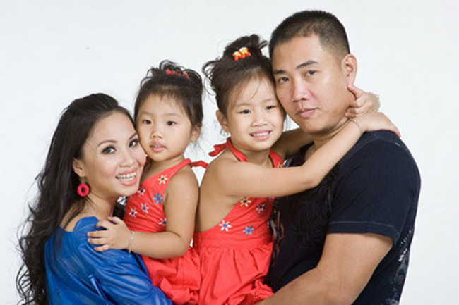 Chính thức thành vợ chồng từ năm 2004, Cẩm Ly và đạo diễn Hữu Minh đã có với nhau hai con gái cực kỳ đáng yêu và lém lỉnh.
