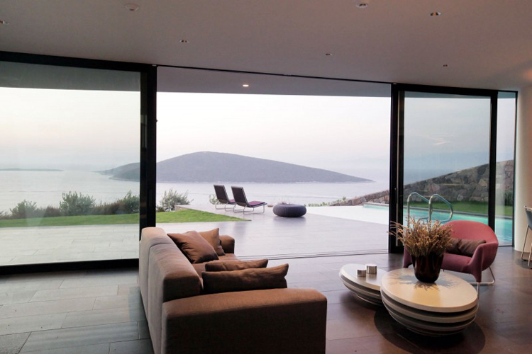  Từ phòng khách sang trọng có thể dễ dàng nhìn ra hồ bơi xanh mướt cùng cảnh biển bao la.