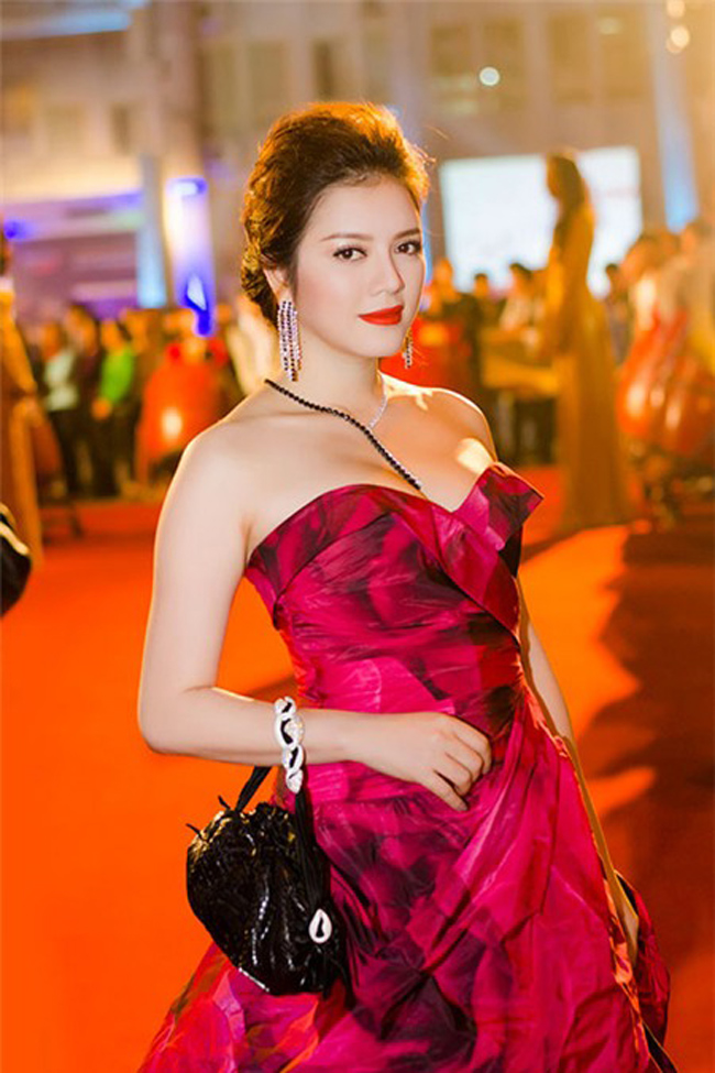 Lý Nhã Kỳ luôn được coi là một trong những người đẹp Việt sở hữu vòng 1 căng tràn nhất.
