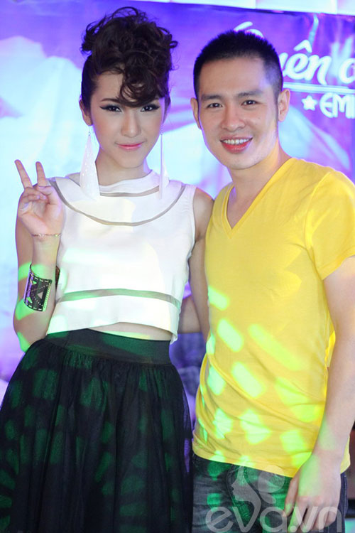 Hot girl Emily thân thiết bên Hoàng Hải - 1
