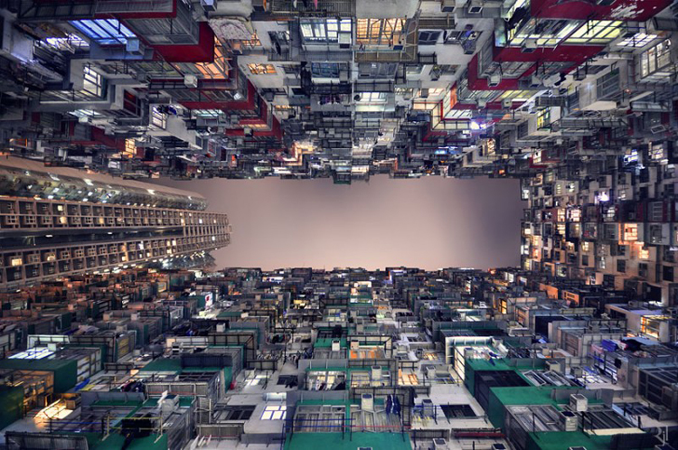 Trước mắt các bạn là khung cảnh của hàng loạt các chung cư cao tầng ở Hồng Kông được chụp từ dưới lên. Bộ ảnh được chụp bởi nhiếp ảnh Romain Jacquet-Lagrèze.