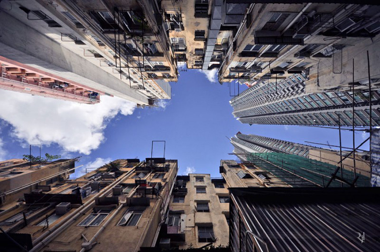 Hong Kong chỉ rộng 1.108 km 2 nhưng có dân số lên tới 7,07 triệu người. Đây là nơi có các tòa nhà chọc trời dày đặc hơn bất kỳ thành phố nào trên thế giới.