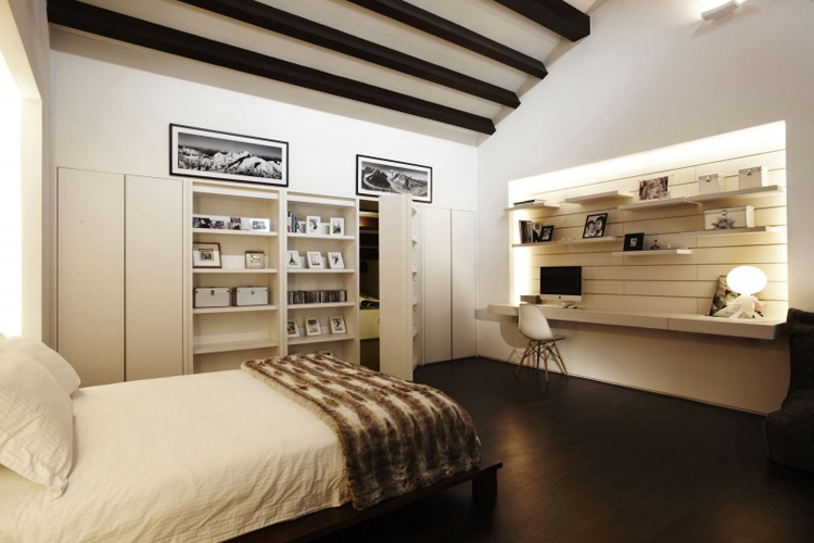 Phòng ngủ với tông màu đen trắng, không gian treo nhiều ảnh tạo sự hoài cổ.
