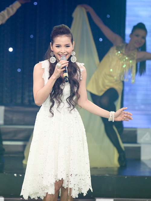 Thảo Trang sexy khoe vai trần trên sân khấu - 7