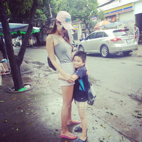 Hà Anh được ôm giữa phố - 1