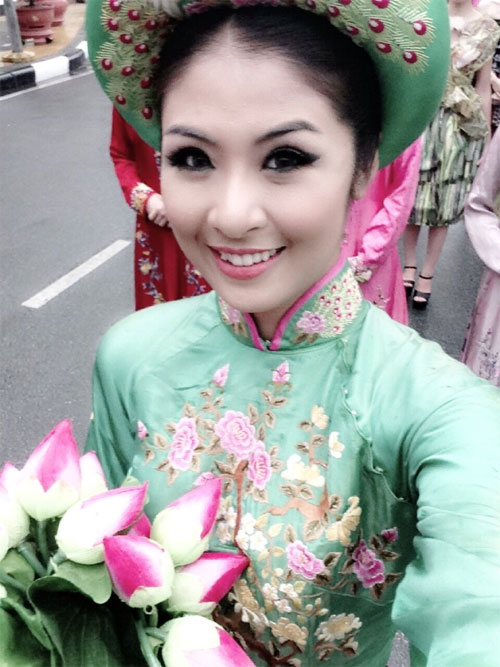 Hà Anh được ôm giữa phố - 2