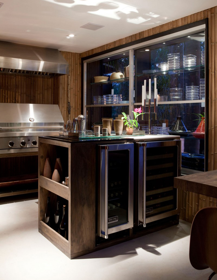 Chiếc tủ bếp tiện dụng với rất nhiều chức năng giúp tiết kiệm diện tích cho ngôi nhà nhỏ.