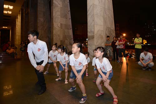 Thái Thùy Linh càng tích cực làm từ thiện - 8