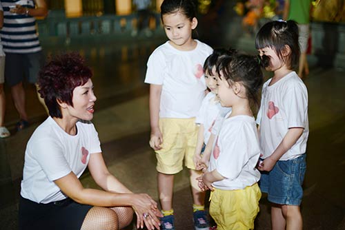 Thái Thùy Linh càng tích cực làm từ thiện - 2