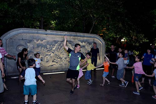 Thái Thùy Linh càng tích cực làm từ thiện - 11