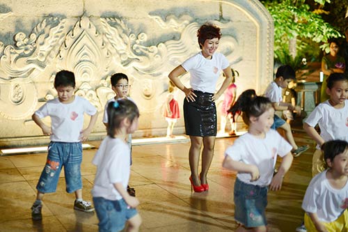 Thái Thùy Linh càng tích cực làm từ thiện - 6