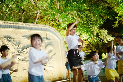 Thái Thùy Linh càng tích cực làm từ thiện - 7