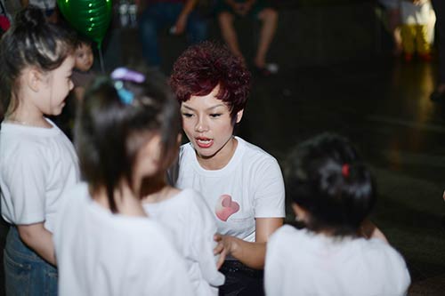 Thái Thùy Linh càng tích cực làm từ thiện - 1