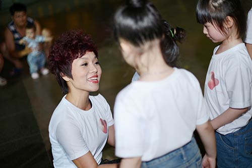 Thái Thùy Linh càng tích cực làm từ thiện - 4