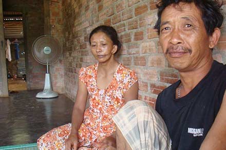 Hai bé gái uống thuốc sâu tự tử - 1