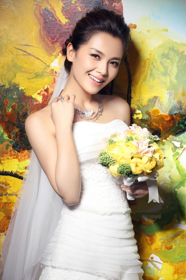 Dù là gái 2 con, nhưng Lưu Đào vẫn vô cùng xinh đẹp khi khoác lên mình chiếc áo cô dâu tinh khôi