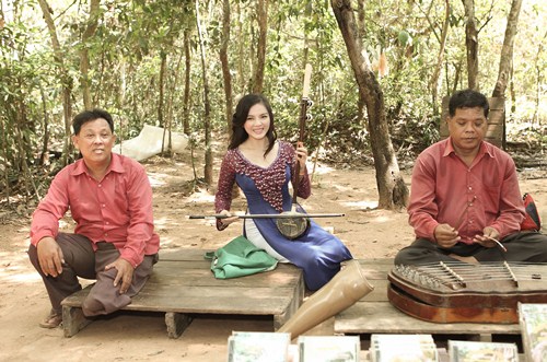 Lý Nhã Kỳ mặc áo dài học đàn dân tộc Campuchia - 9