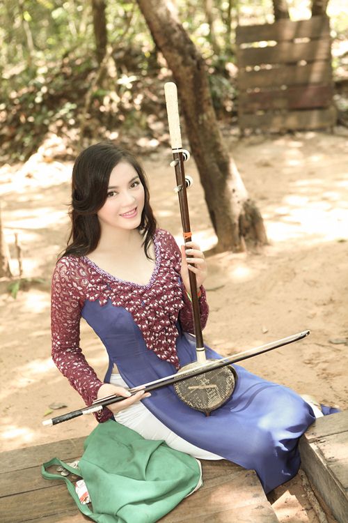 Lý Nhã Kỳ mặc áo dài học đàn dân tộc Campuchia - 3