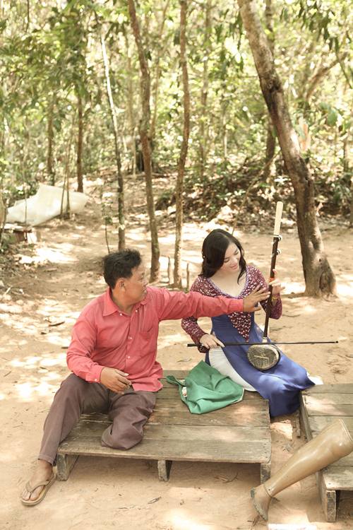 Lý Nhã Kỳ mặc áo dài học đàn dân tộc Campuchia - 5