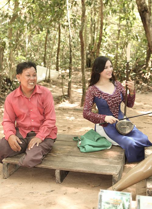 Lý Nhã Kỳ mặc áo dài học đàn dân tộc Campuchia - 6