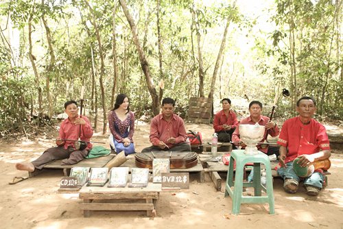 Lý Nhã Kỳ mặc áo dài học đàn dân tộc Campuchia - 7