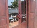 Tin tức - Vào cửa hàng khách phải bấm chuông để mua hàng