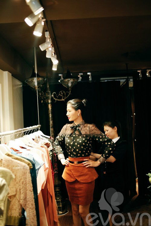 Trang Trần nữ tính đi chọn đồ - 8