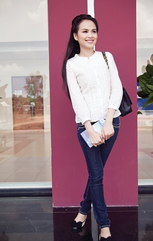 Diễm Hương giản dị đi giao lưu cùng sinh viên - 1