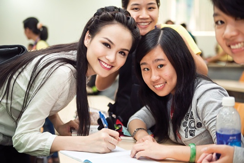 Diễm Hương giản dị đi giao lưu cùng sinh viên - 10