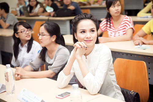 Diễm Hương giản dị đi giao lưu cùng sinh viên - 4