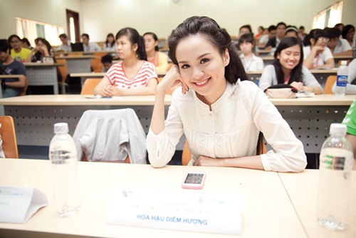 Diễm Hương giản dị đi giao lưu cùng sinh viên - 5