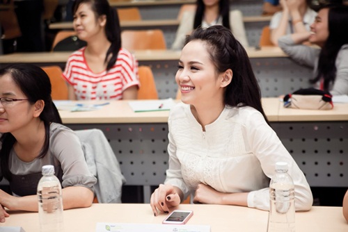 Diễm Hương giản dị đi giao lưu cùng sinh viên - 6