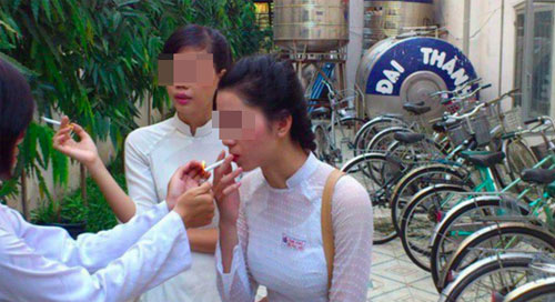 Phẫn nộ ảnh nữ sinh mặc áo dài phì phèo thuốc lá - 1