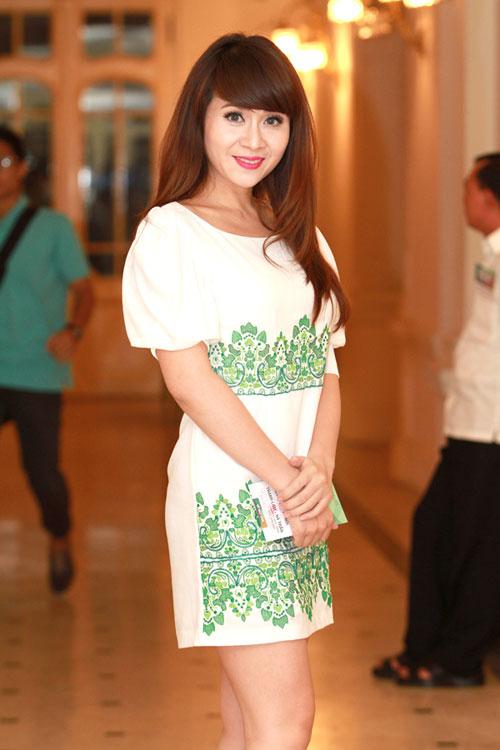 Lưu Thiên Hương đi xem nhạc với quot;trai trẻquot; - 1