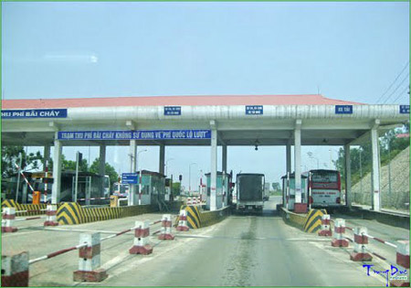 Clip đánh nữ soát vé vì… quot;phí chồng phíquot; - 3