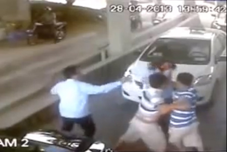 Clip đánh nữ soát vé vì… quot;phí chồng phíquot; - 1