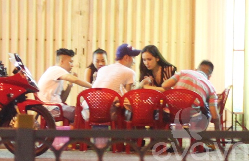 Mai Phương Thúy quot;hẹn hòquot; Thanh Hằng ăn khuya - 4