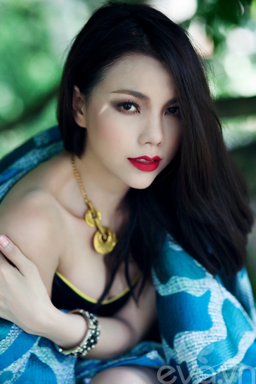 Trà Ngọc Hằng nóng rẫy khoe khéo vòng một sexy - 6