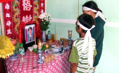 Tới làng có nhiều người chết vì rượu độc - 1