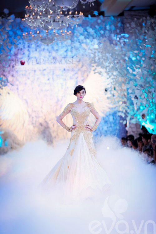 Hoàng Yến lộng lẫy trong quot;ngày trọng đạiquot; - 1