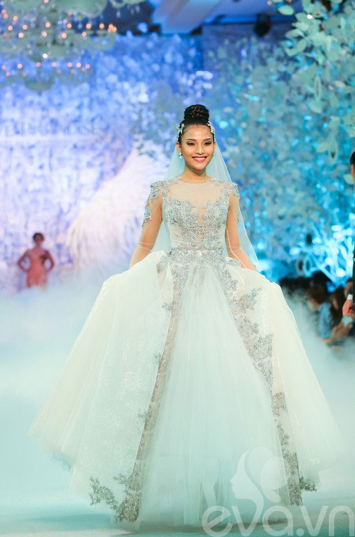 Hoàng Yến lộng lẫy trong quot;ngày trọng đạiquot; - 4