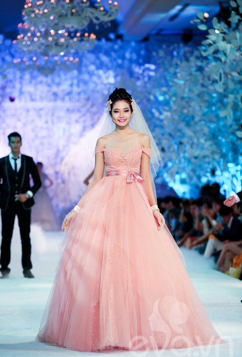 Hoàng Yến lộng lẫy trong quot;ngày trọng đạiquot; - 5