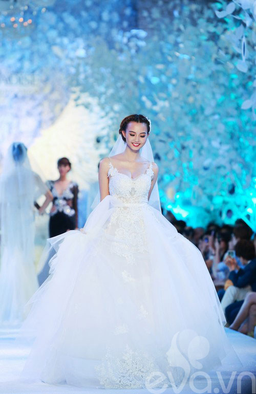 Hoàng Yến lộng lẫy trong quot;ngày trọng đạiquot; - 8