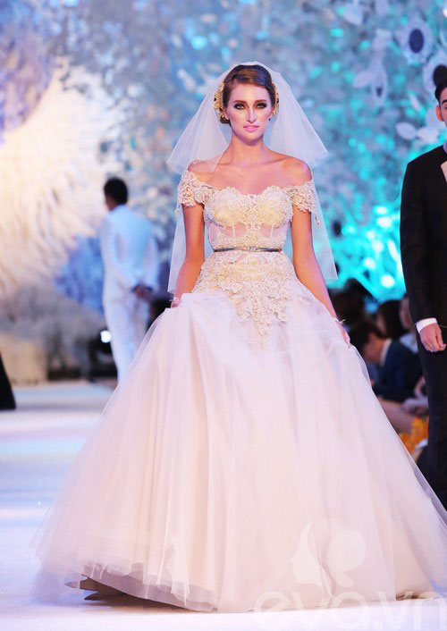 Hoàng Yến lộng lẫy trong quot;ngày trọng đạiquot; - 10