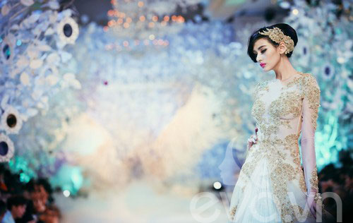 Hoàng Yến lộng lẫy trong quot;ngày trọng đạiquot; - 3