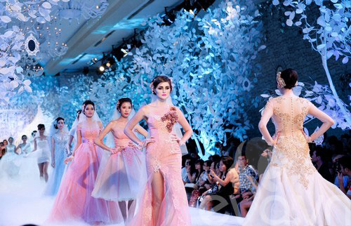 Hoàng Yến lộng lẫy trong quot;ngày trọng đạiquot; - 13